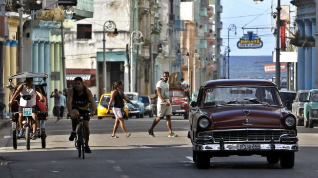 Oldtajmerom uleteo u pešake na Kubi, tri osobe poginule