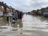 Oluja Henk stigla do Britanije: Poplavljeni putevi i kuće, ima žrtava FOTO/VIDEO