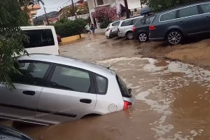 Oluja na Halkidikiju: Razrušeni putevi, kola u blatu (VIDEO)