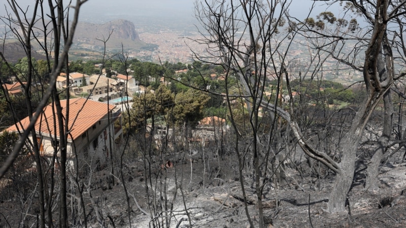 Oluja pogodila sjever Italije, Sicilija u plamenu