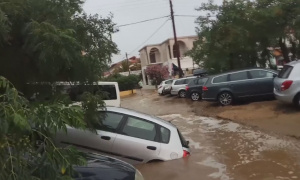 Olujno nevreme na Halkidikiju napravilo haos: Putevi razrušeni, vozila u blatu (VIDEO)