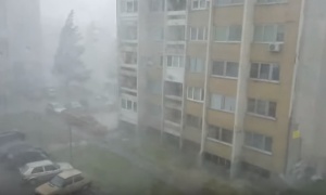 Olujno nevreme obrisalo Doboj! Vetar čupao stabla, izdato još jedno upozorenje za Srbiju (VIDEO)