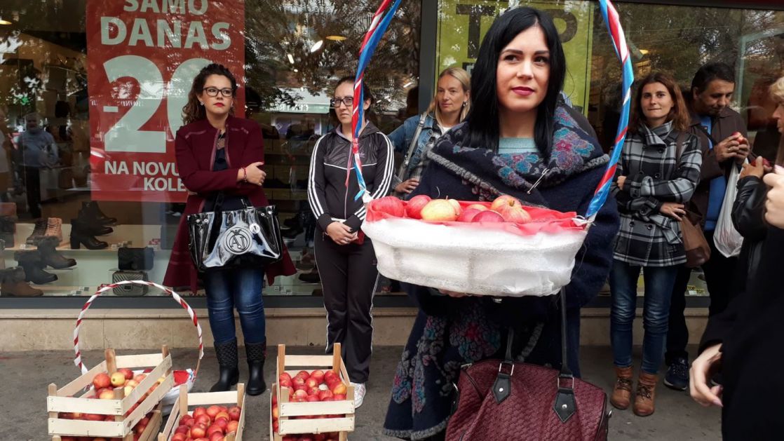 Omladinci SNS-a delili jabuke Leskovčanima