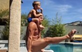 On je akrobata i samohrani tata: Njegove seksi fotke osvajaju Instagram