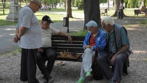 „On to radi da bi popravio svoj rejting“: Šta se krije i da li je realna najava Vučića o povećanju plata i penzija do kraja godine?