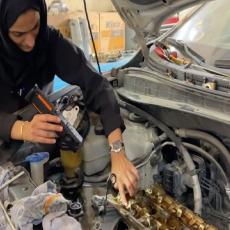 Ona je PRVI ŽENSKI AUTOMEHANIČAR u Emiratima i uspešno vodi posao u svetu kojim dominiraju muškarci (VIDEO)