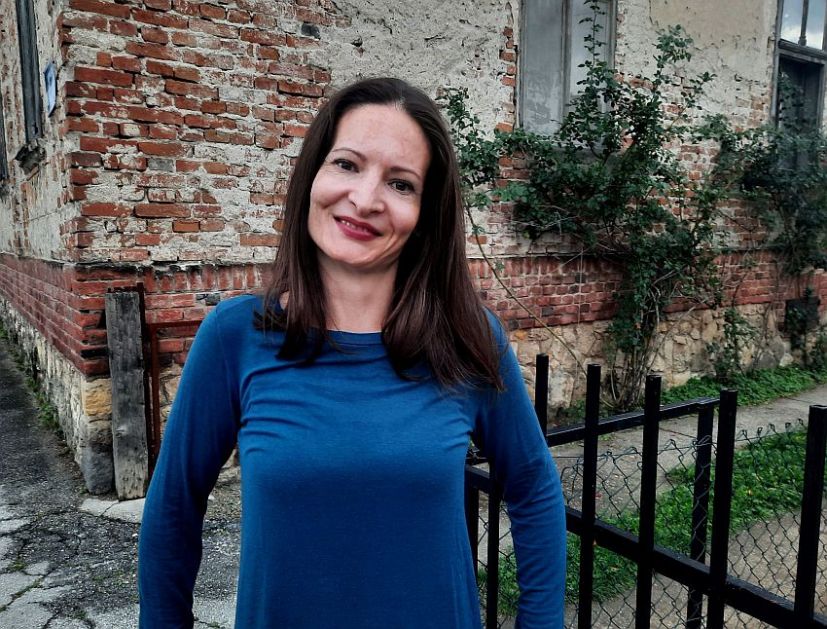 Ona je diplomirani ekonomista i medicinska sestra, ide iz Srbije da se više ne vrati