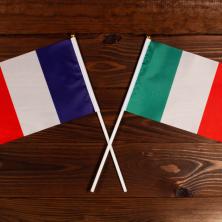 Oni dokazano IMAJU NAJVEĆI: Italijani prešišali Francuze u dužini, razbijen svetski rekord 