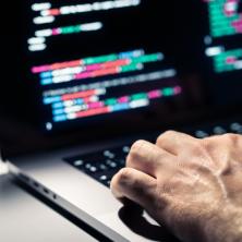 Opasna internet prevara! Baka (71) izgubila 13.000 evra, muškarac joj OBEĆAO bogatstvo: Evo za šta je uplaćivala novac - obratite pažnju na ovo