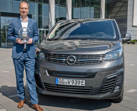 Opelov direktor Lohscheller primio nagradu “Međunardni Kombi godine” za novi Opel Vivaro-e