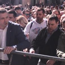 OPOZICIJA DIVLJALA NA ULICAMA, NAPADALI POLICIJU: Ministar Stefanović raskrinkao lažove: Apsolutna je izmišljotina da je policija bacila suzavac tokom protesta