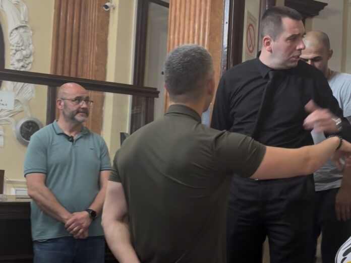 Opozicija u Nišu traži hitnu reakciju zbog kukastog krsta na Tvrđavi, ušli i u Gradsku kuću da traže gradonačelnika