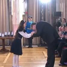 Opozicionari je napadali, Vučić joj poljubio ruku: Predsednik emotivno reagovao na Pavlininu pesmu o Orahovcu! (VIDEO)