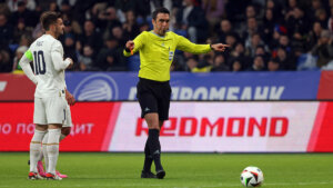 Oprečna mišljenja dvojice srpskih fudbalskih sudija: Da li je žuti karton, a ne crveni bio primereniji prijateljskoj utakmici u Moskvi?