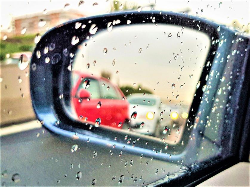Oprez u vožnji zbog mokrih kolovoza, slabe kiše, vetra