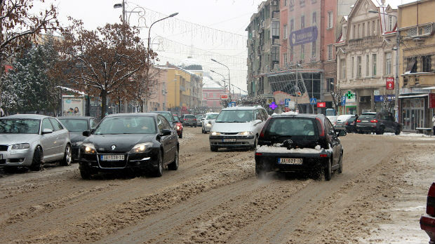 Oprez zbog leda na ulicama i trotoarima, putevi prohodni