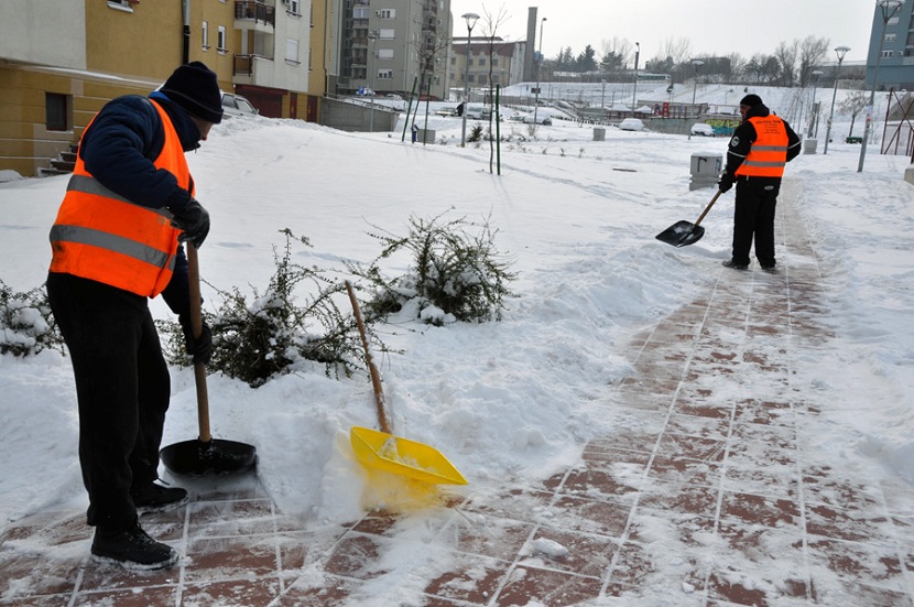 Opština Voždovac apeluje: Redovno čistite sneg, kazne su od pet do 50.000 dinara! (FOTO)