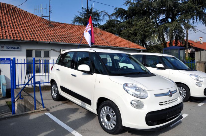 Opština Voždovac poklonila 4 vozila Fiat 500L Policijskoj stanici Voždovac u Belom potoku! (FOTO)