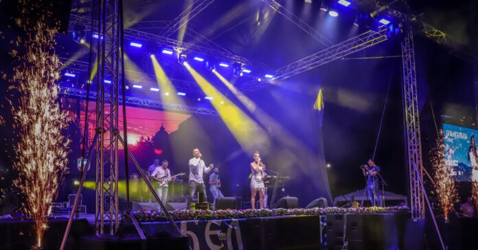 Opštine na jugu daju milione za koncerte dok uvode restrikcije vode i bore se sa požarima