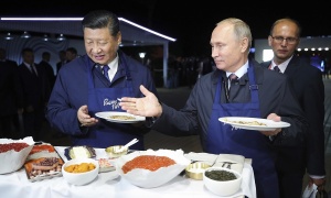Opušteno: Putin častio kineskog predsednika palačinkama (FOTO)