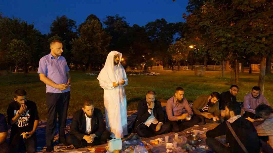 Organiziran omladinski iftar u haremu Gazi Sinan-begove džamije