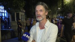 Organizovani skupovi ispred policijskih stanica u Beogradu zbog privođenja maloletnika, među kojima je i sin glumca Gorana Šušljika