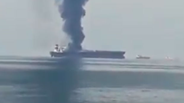 Ormuški moreuz – tanker u plamenu, mornari spaseni