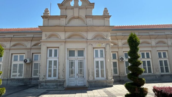 Oronula fasada jedne od najlepših i najznačajnih zgrada u Nišu