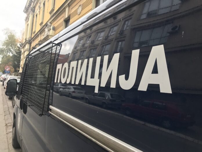 Oružje, municiju, marihuanu, dron, vozila, telefone, noževe, mačete, palice i fantomke policija našla u kući kod Preševa