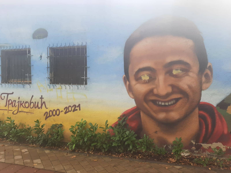 Oskrnavljen mural stradalom padobrancu Ognjenu i spomenik doktoru Kopši (FOTO)