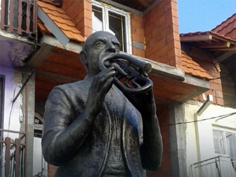 Oskrnavljen spomenik legendarnom trubaču u Vranju