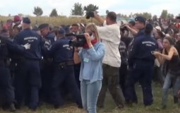 
					Oslobođena mađarska snimateljka koja je šutirala izbeglice 
					
									