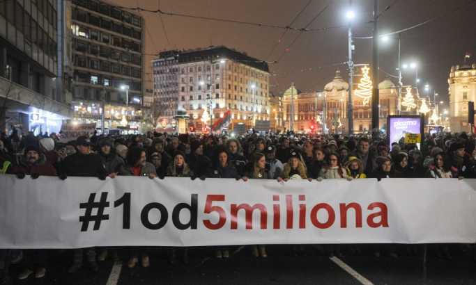 Osmi protest Jedan od pet miliona u Beogradu, traka oko Vlade, baklje i natpis Cenzurisano (FOTO)