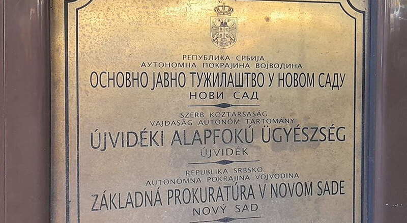 Osnovno javno tužilaštvo: Za sada identifikovan jedan napadač na policajca tokom protesta u Novom Sadu