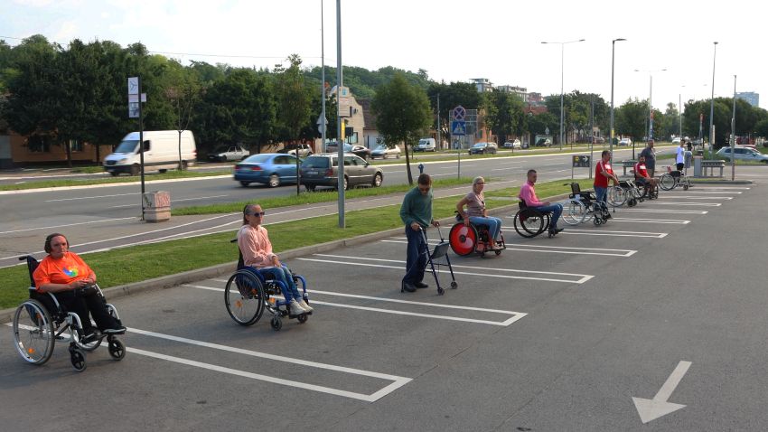 Osobe sa invaliditetom blokirale parking Lidla