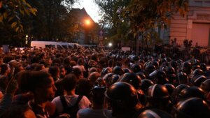„Ostavka Orbana“: Hiljade ljudi protestuje ispred zgrade Parlamenta u Budimpešti