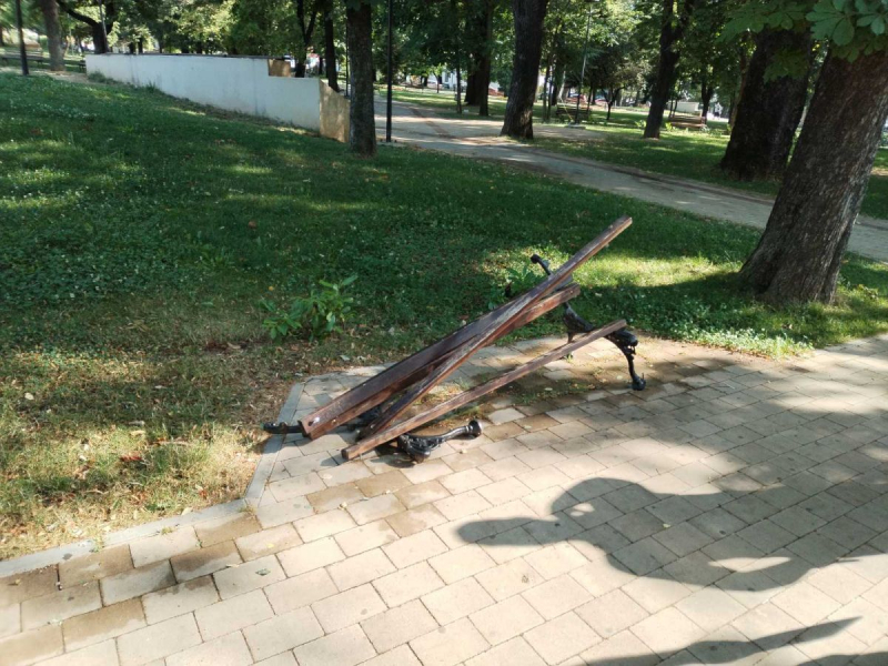 Oštećen mobilijar u Gradskom parku