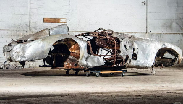 Oštećena karoserija ovog Ferrarija 500 Mondiala Spider iz 1954. verovatno vredi oko dva miliona dolara