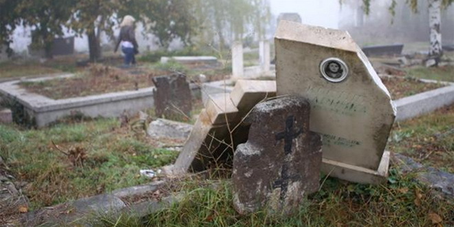 Oštećene nadgrobne ploče na groblju u Uroševcu