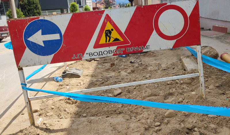 Oštećenje vodovodne mreže u ulici Tome Kostića – potrošači privremeno bez vode