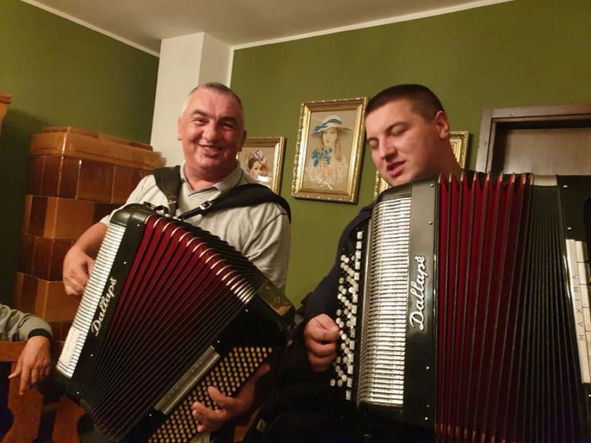 Otac i sin, harmonikaši iz Stapara, ispunjavaju želje on line