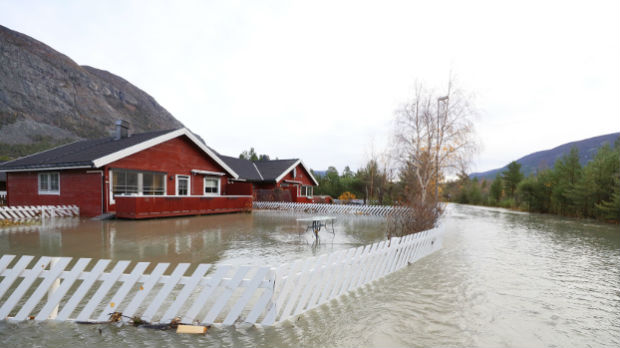  Otapanje snega i obilne kiše potopile Norvešku, zatvoreni putevi