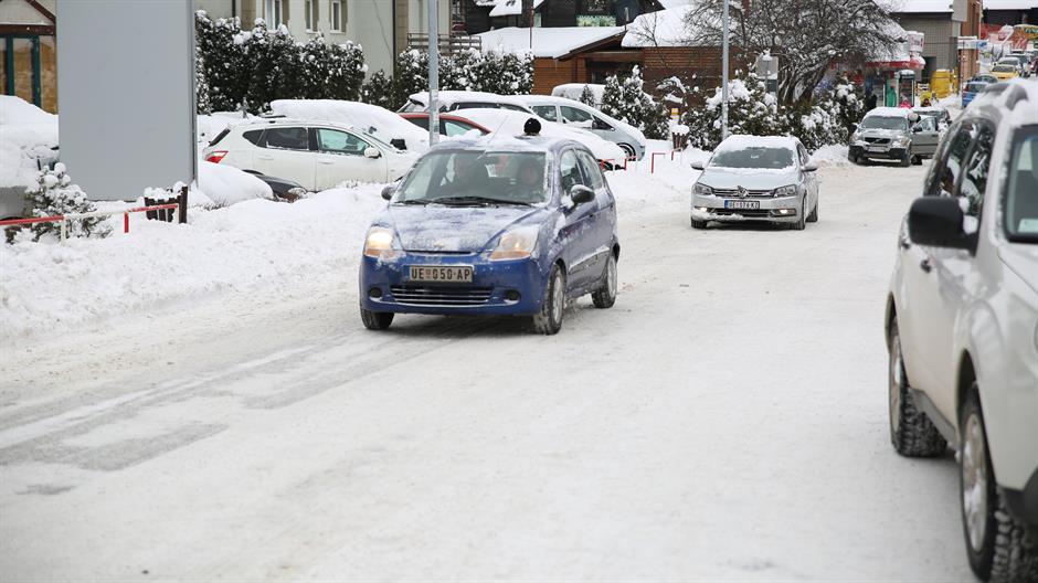 Otežan saobraćaj zbog snijega, oprez zbog leda