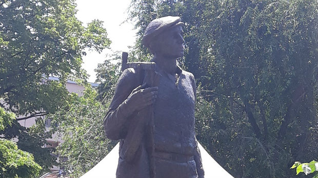 Otkriven spomenik Crnotravcu neimaru u Čuburskom parku