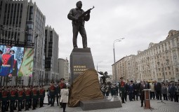 
					Otkriven spomenik Kalašnjikovu u Moskvi 
					
									