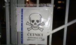 Otkrivena osoba koja je zalepila plakat sa mrtvačkom glavom na srpskoj ambasadi u Sarajevu