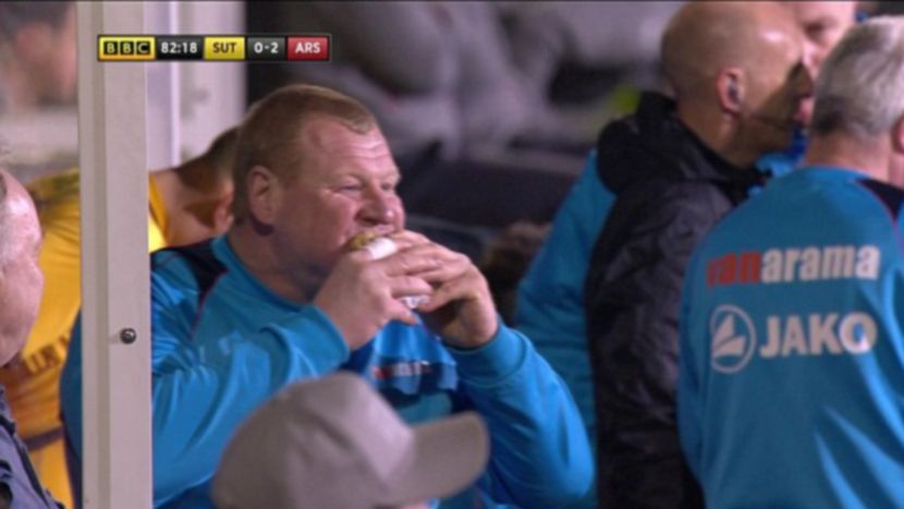 Otkrivena prevara i pravi razlog zašto je golman jeo pitu tokom meča sa Arsenalom (VIDEO)