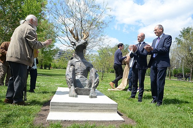 Otkrivena skulptura „Čovek jelen“ u Limanskom parku