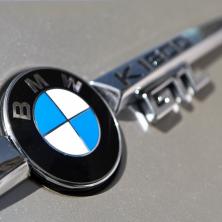 Otkriveno još jedno groblje novih automobila: 3.000 BMW-a propada na parkingu zbog BIZARNOG RAZLOGA
