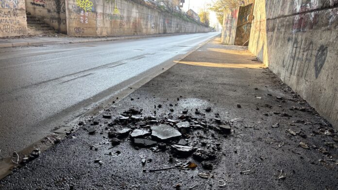 Otpada beton sa nadvožnjaka u Humskoj u Nišu: Građani strahuju za bezbednost, nadležni ćute